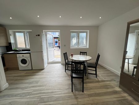 Two bedroom ground floor flat close to chadwel heath- 1800 pcm - Photo 5