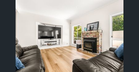 Executive 5-Bedroom Family Home in Fig Tree Pocket! - Photo 2