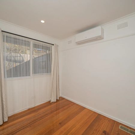 Immaculate Renovated Single-Level Villa - Photo 4