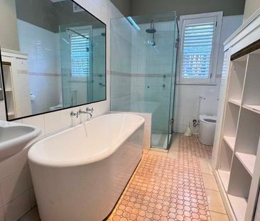 Beautiful 3-Bedroom House on Quiet Street – 200m to Penshurst Train... - Photo 6