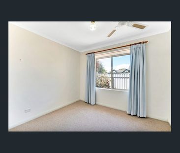 The perfect low maintenance secure private home in convenient location - Photo 2