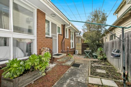 Charming unit in Newtown College Precinct - Photo 3