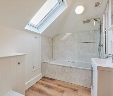 Bright and spacious one bedroom apartment in NW4. - Photo 6
