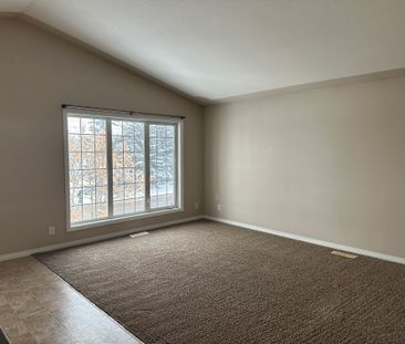 Spacious 2 Bed Apartment + Covered Parking included - Pet Friendly - Photo 2