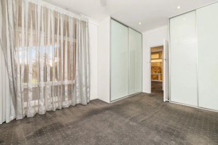 UNFURNISHED - Charming Solid-brick Home with Treetop Views - Photo 4