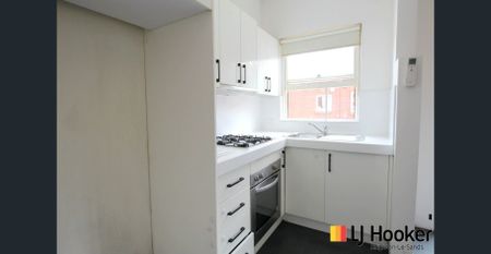 BRIGHT & AIRY TOP FLOOR ONE-BEDROOM APARTMENT! - Photo 2