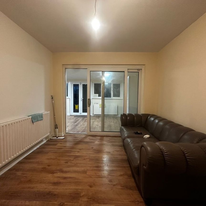 3 Bed Semi-Detached House, Beaulieu Close, CR4 - Photo 1