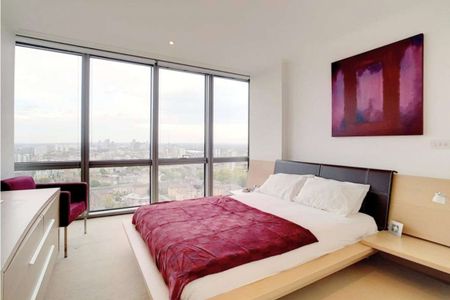 A luxury two-bedroom, two-bathroom apartment located on the 26th floor of No.1 West India Quay, E14, offering approximately 1,270 sqft of living space. - Photo 4