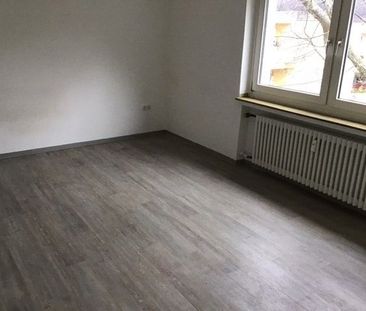 Frische Tapete und weiß gestrichen, neues Badezimmer. Sofort frei. - Photo 1