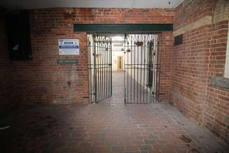 Executive-bed Apartment, The Courtyard St Annes Well Mews, Lower North Street, Exeter, EX4 - Photo 2