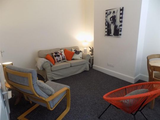 3 bedroom Flat To Let - Photo 1