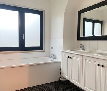 Location Appartement 4 pièces 97m² MONT ST AIGNAN 76130 - Photo 4