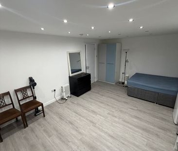 Studio Flat, Capel Gardens, IG3 - Photo 1