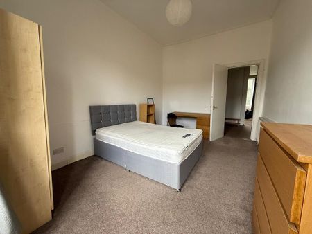 3 bedroom flat to rent - Photo 4