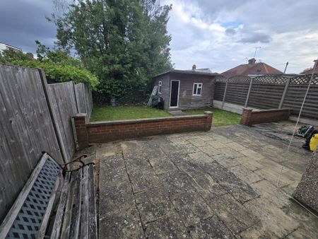 5 bedroom semi-detached house to rent - Photo 4