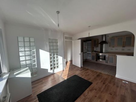 2 bedroom maisonette to rent - Photo 2