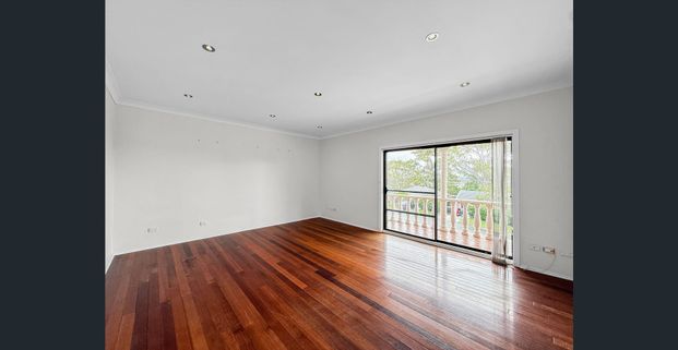 SPACIOUS 5-BEDROOM HOUSE WITH LAKE VIEWS - Photo 1