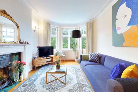 A beautiful lateral apartment situated on the third floor (with lift) of a sought after mansion block set on Hampstead Heath - Photo 2