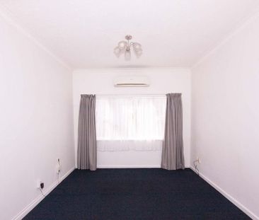 Large, sunny 3 bedroom family home on quiet street - Photo 5