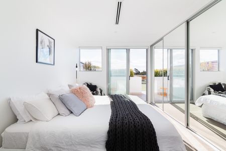 Sumptuous Near-City Penthouse In Acclaimed Complex - Photo 2