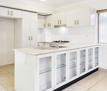 Spacious Modern Townhouse with Multiple Living Areas & Entertainer'... - Photo 2