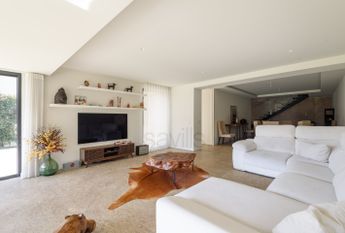 Moradia V5 em Senhora da Hora com jardim e piscina