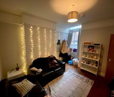 4 bedroom private hall to rent - Photo 1