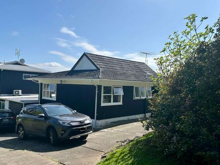 3-Bedroom House in Central Mairangi Bay - Photo 4