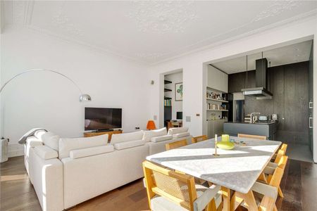 A beautifully renovated first floor period conversion with high ceilings and stunning outlook - Photo 4