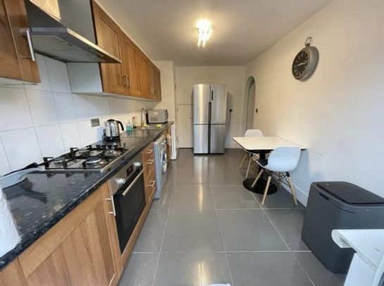 Room in a Shared Flat, Basin Approach, E14 - Photo 1