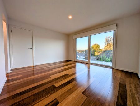 Premium Four-Bedroom Rental with Bay Glimpses! - Photo 5