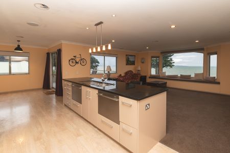 Pristine and Perfect Beachside Residence - Photo 3