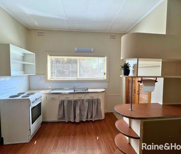 Generous Yard & Comfortable Interiors - Photo 4