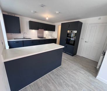 4 bedroom detached house to rent - Photo 2