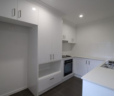 Stylish & Spacious Townhouse Perfect for Any Lifestyle - Photo 5