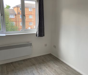 Studio Flat, Goodmays, IG3 - Photo 1