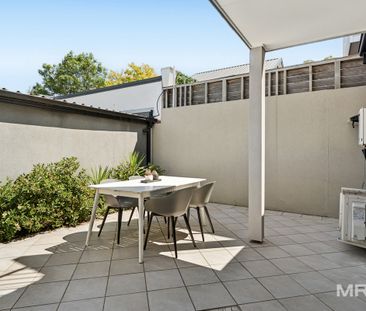 Spacious & private townhouse living moments from Glenferrie Road - Photo 2