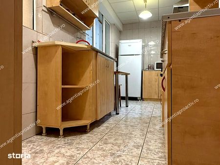 Apartament cu 3 camere de închiriat – Centru, parter - Fotografie 3