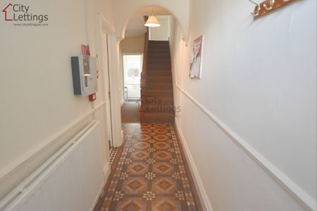 5 Bedroom Semi-Detached House - Photo 5