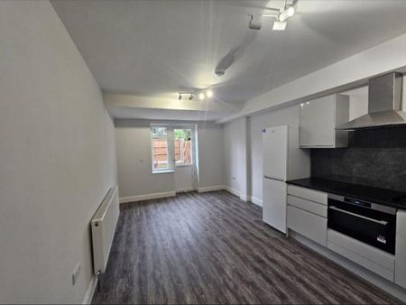 3 bedroom flat to rent - Photo 5