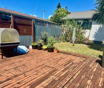 Family living on Forest Lake - Photo 3