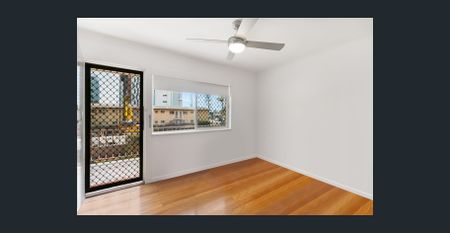 STONES THROW TO KIRRA'S BEACHES - Photo 5