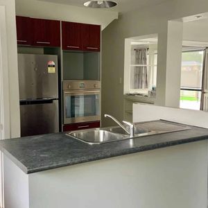 Very tidy 5 bedroom home in excellent location! - Photo 2