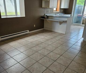 Un grand lumineux 4 1/2 sur un triplex à louer - Photo 2