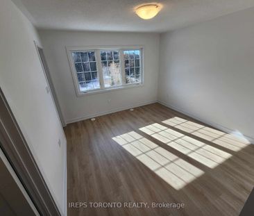 Townhouse For Lease | N8076266 - Photo 2