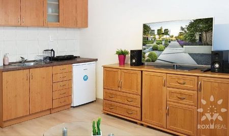 Ponúkame na prenájom útulnú garsónku s balkónom na Komenského ulici. - Fotografia 2