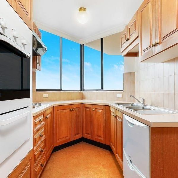 Executive 1 Bedroom Apartment with Spectacular Views - Photo 1