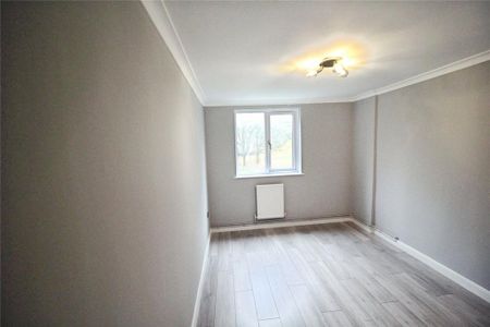 3 bedroom flat to rent - Photo 3