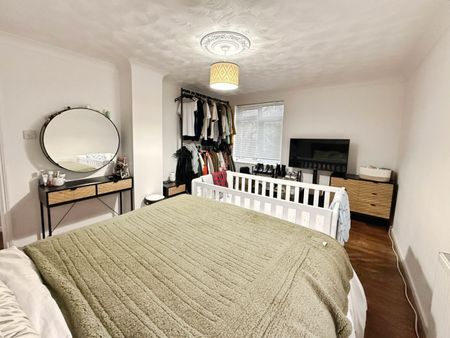 Westfield, Harlow - Photo 2