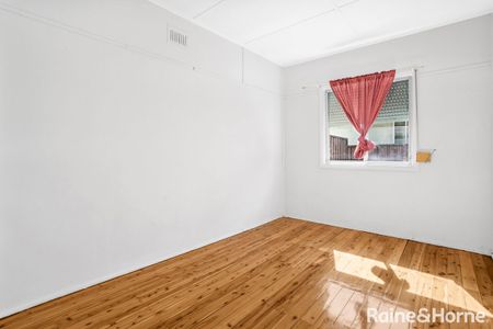 Well Presented & Centrally Located - Photo 2